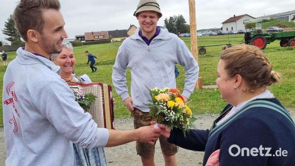In wochenlangen Proben hatte und Ingrid Müller die Tänze einstudiert. Dafür, dass sie sich schon seit 24 Jahren ums Austanzen kümmern, gab es für Manuela Fronhofer (rechts) und Ingrid Müller (Zweite von links) Blumen aus den Händen von Max Nagler (Mitte) und Vize Sebastian „Wugge“ Reindl (links). Bild: nag