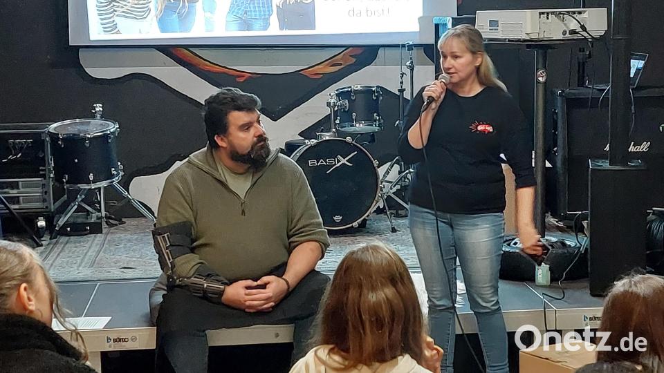 Sabine Weber (rechts) , eine ehrenamtliche Mitarbeiterin des Kreisjugendrings, führte durch den Abend. Bürgermeister Stefan Frank äußerte sich zu Ideen und Kritikpunkten. Bild: mfh