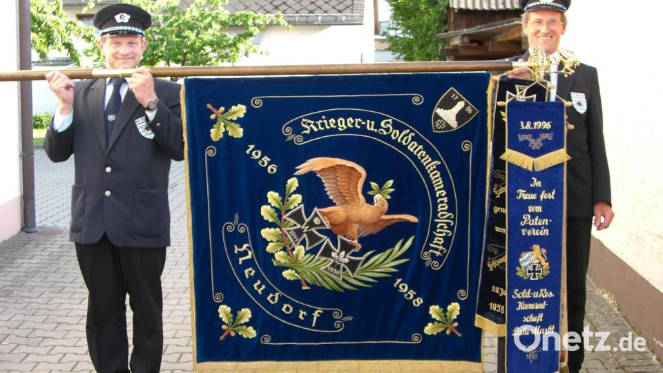 Jakob Kick (rechts) war ein treuer Begleiter der Vereinsfahne, hier mit Josef Götz (links) Bild: hme