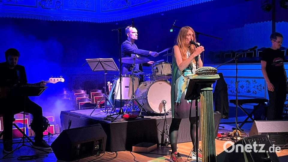 Einen schokoladig-süßen Abend mit ein wenig herb-bitterer Note bescherte Elle Czischek - hier mit (von links) Moritz Kinker, Tilman Herpichböhm und dem Komponisten Andreas Unterreiner - ihren Gästen im Amberger Stadttheater. Bild: Susanne Schwab
