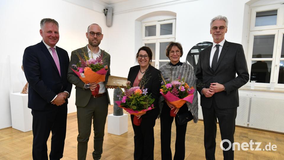 Manfred Sauerer (rechts) und Dr. Rudolf Neumaier (links) überreichten den Eberhard-Woll-Preis 2024 an Daniela Albrecht und Alexander Augustin. Den 2. Platz sprach die Jury der Reihe &quot;Die Kupfers&quot; von Oberpfalz Medien zu. Bild: Tino Lex