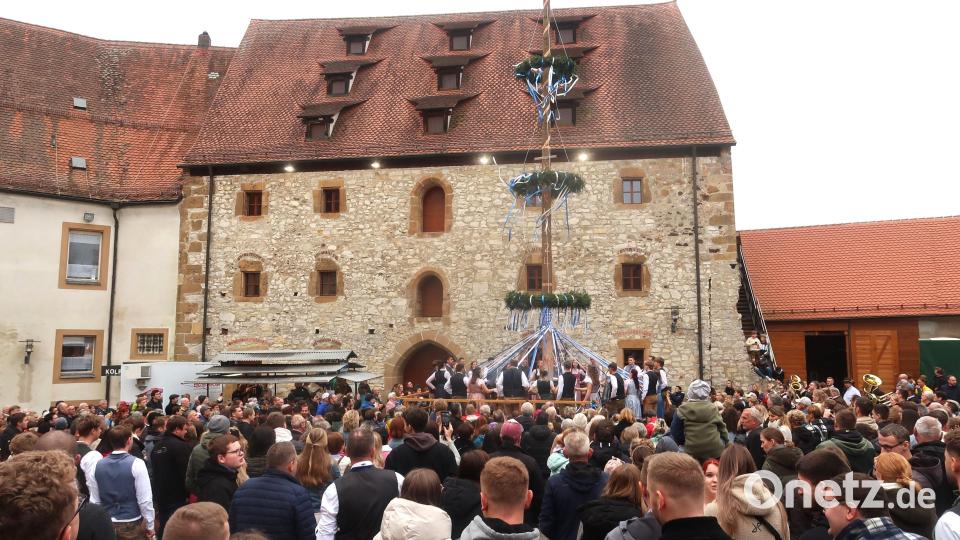 Bei großem Besucherinteresse zeigten die Vilsecker Kirwaleit unter anderem auch den Bandltanz. Bild: rha