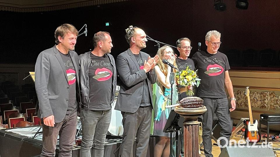 Am Ende des Abends gab es reichlich Applaus für Elle Czischek, Dritte von rechts), die zusammen mit ihrer Kapelle (von links) Moritz Kinker, Andi Schütz, Tilman Herpichböhm, Andreas Unterreiner und Knud Mensing über das Wohl und Wehe des Schokoladenkonsums fabuliert hatte. Bild: Susanne Schwab