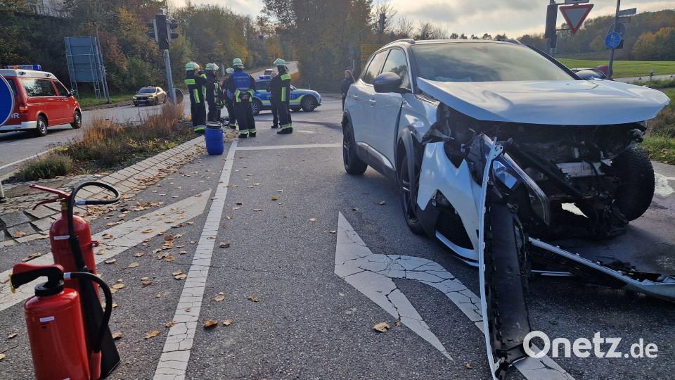 Durch die Wucht des Aufpralls wurde die Front des Peugeots aufgerissen, Karosserieteile hängen weg und flogen umher. Auch Kühlflüssigkeit und Öl sind ausgelaufen. Bild: Tobias Gräf