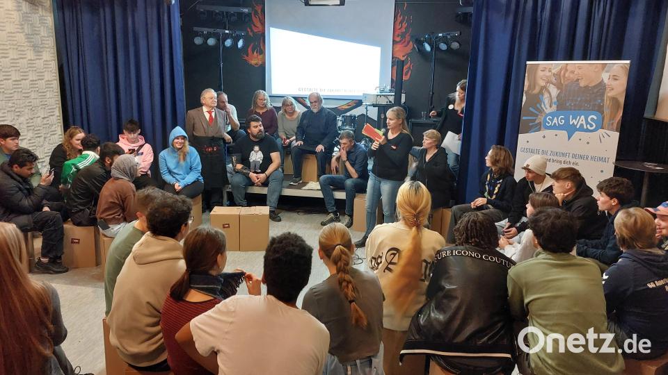 Am Samstag diskutierten Bürgermeister Stefan Frank und die Vertreter des Stadtrats die Vorschläge und Kritikpunkte der Jugendlichen der Altersgruppe 15 bis 18 Jahre. Bild: mfh
