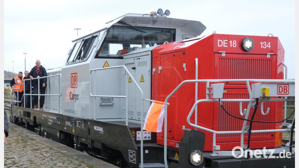 Die Lok brachte die Besucher zum Stellwerk, wo die Weichen gestellt und der Bahnbetrieb gesteuert wird. Bild: Hirsch