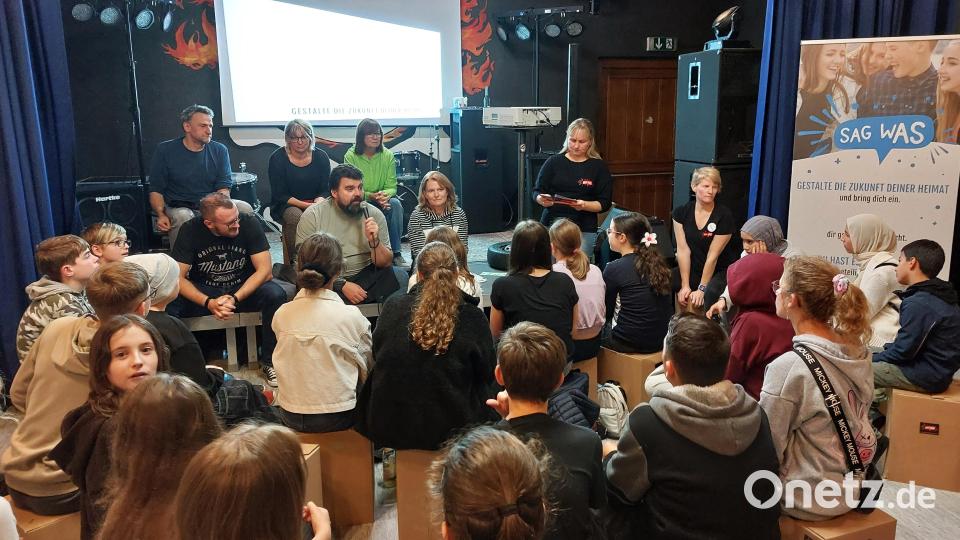 Bürgermeister Stefan Frank und Stadtratsmitglieder diskutieren mit den 12- bis 14-Jährigen. Bild: mfh
