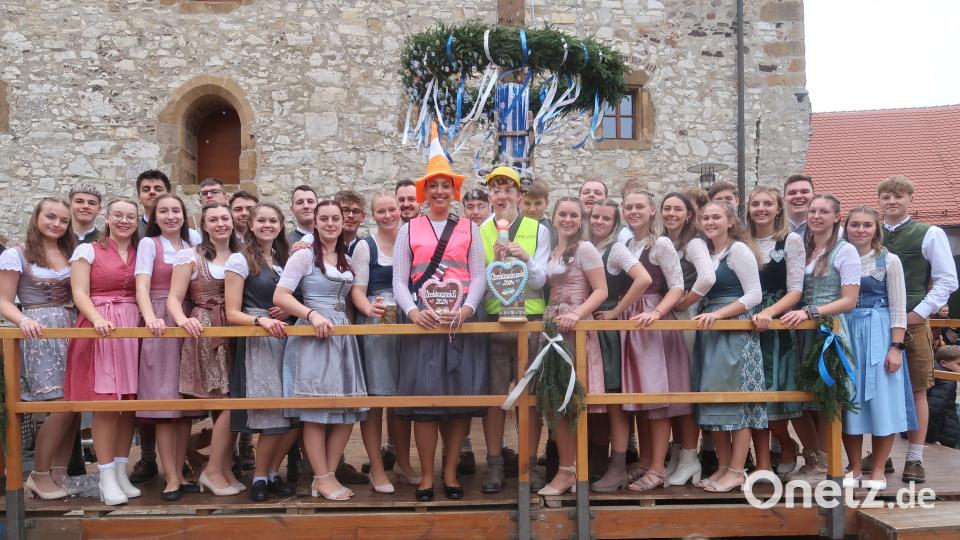 Über ein gelungenes Comeback der Vilsecker Kirwa freuen sich die 16 Kirwapaare nach dem Austanzen im Burghof. Zum Ober-Kirwapaar werden Lara Meier und Raphael Geier (Mitte) gekürt. Bild: rha