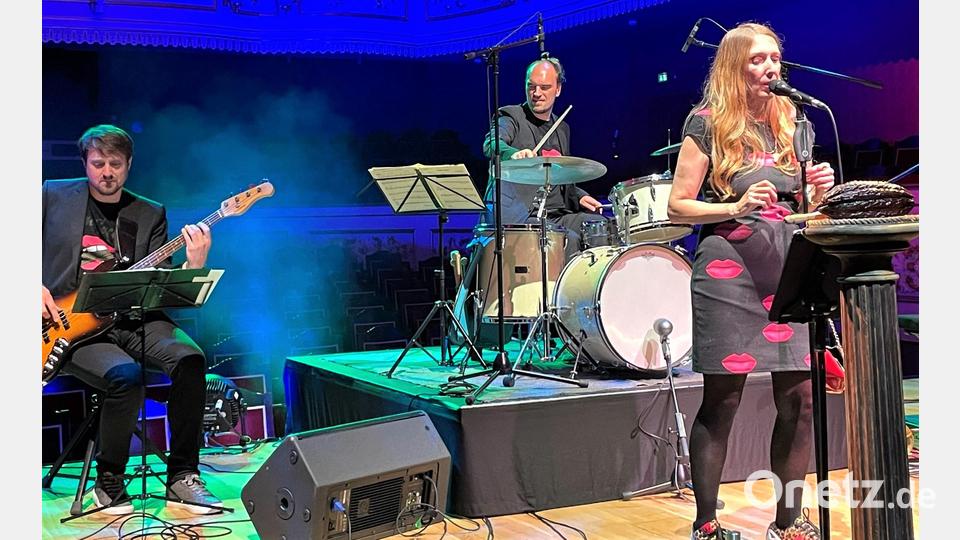 &quot;Schmeckt perfekt&quot; war nicht nur einer der Songs überschrieben, denn Elle zusammen mit ihrer Kapelle (hier mit Moritz Kinker an der Bassgitarre und Tilman Herpichböhm am Schlagzeug) im Rahmen des Amberger Studiokonzerts zu Besten gab. Vielmehr hatte der gesamte Abend diesen Titel verdient. Bild: Susanne Schwab