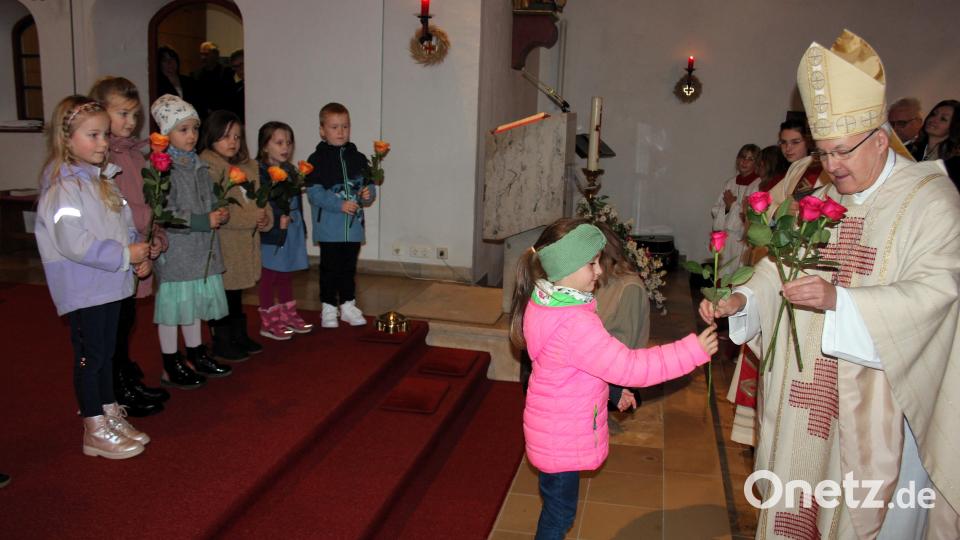 Die Vorschulkinder begrüßten den Regensburger Bischof unter anderem mit Rosen. Bild: stg