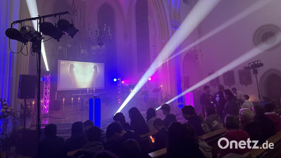 Eine aufwändige Lichtshow machte den ökumenischen Jugendgottesdienst zum Event. Bild: ero