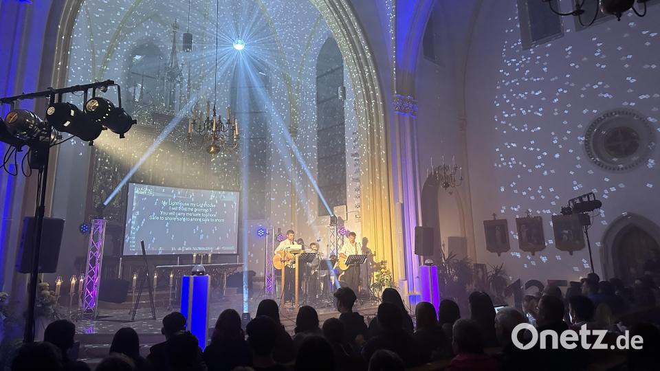Disco-Kugel und Laser-Show untermalten die Songs der Gottesdienst-Band &quot;Impeesa&quot; in der Herz-Jesu-Kirche. Bild: ero
