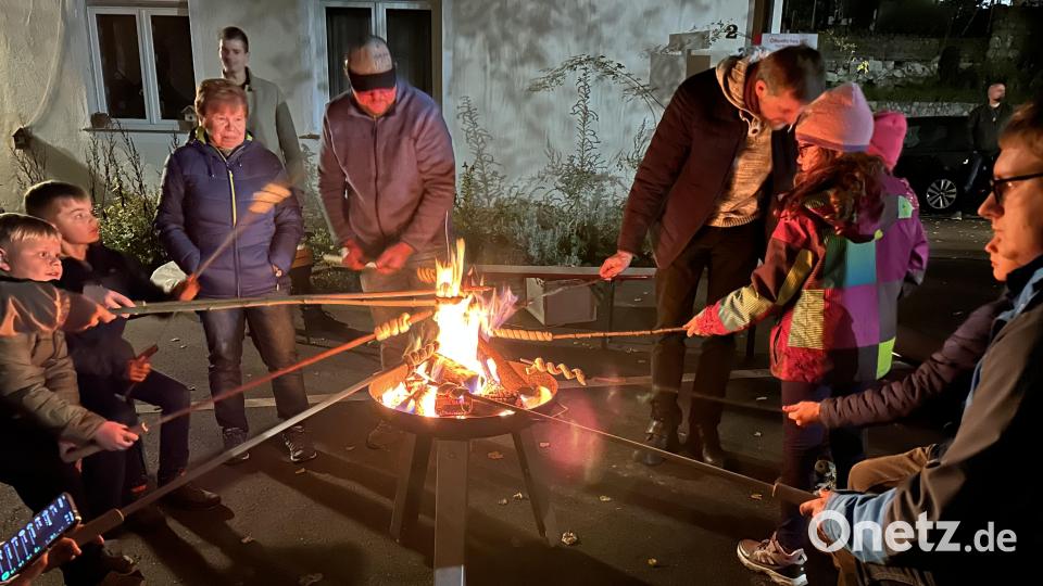 Nach dem Gottesdienst blieb man noch bei Stockbrot und Lagerfeuer zusammen. Bild: ero