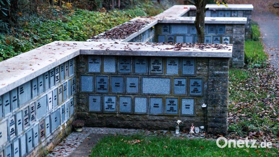 In Bayerns Städten gibt es deutlich mehr Urnenbeisetzungen als Beerdigungen von Särgen. Bild: Daniel Karmann/dpa