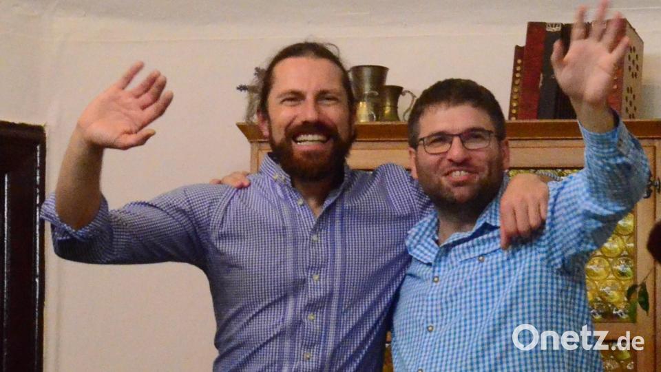 Die beiden haben die ganze Geschichte ausgeheckt: Knecht Hans (Sandro Witt) und der Huber Bauer (Michael Zielbauer). Bild: Kunz