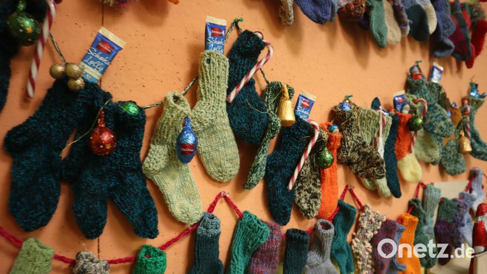 Über 25 Söckchen-Adventskalender gibt es zum Erwerben bei Kleiderstüberl Team am 22. November - befüllen kann man sie individuell. Bild: wrm