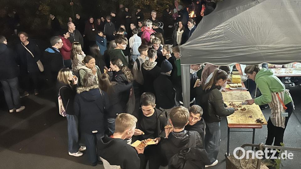 Nach dem Gottesdienst wurde auf dem Vorplatz noch Pizza gegessen und geplaudert. Bild: ero