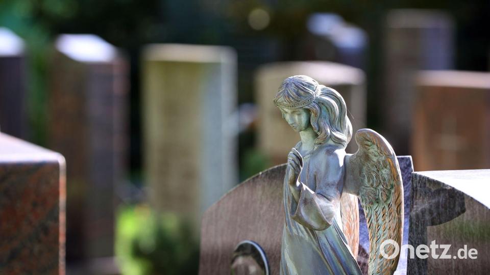 Am 1. November besuchen viele Katholikinnen und Katholiken die letzten Ruhestätten ihrer Angehören. Bild: Karl-Josef Hildenbrand/dpa