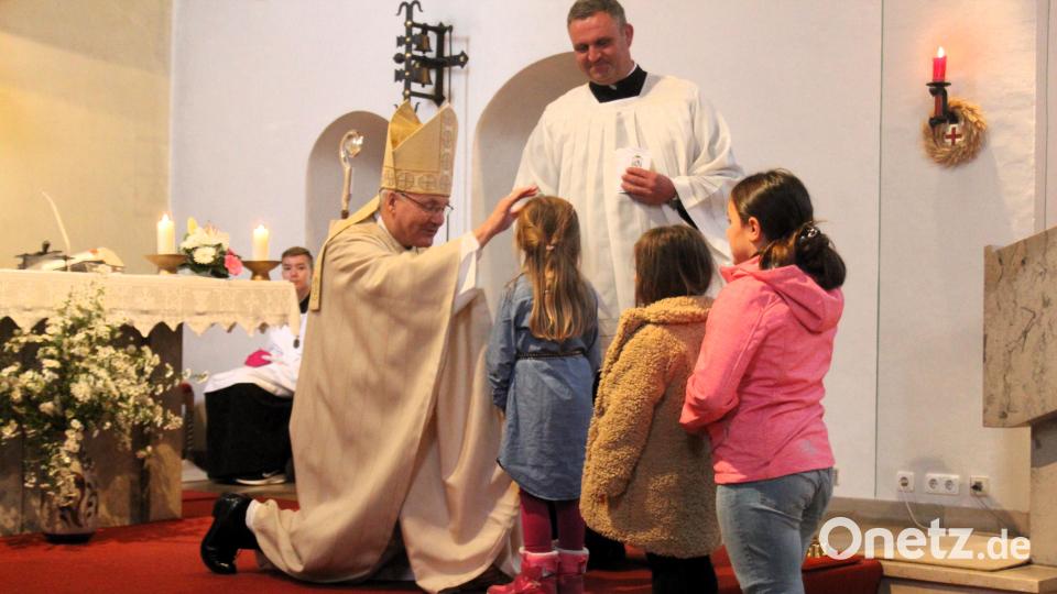 An Ende des Gottesdienstes erhielten Kinder von Bischof Rudolf Voderholzer (links) den Einzelsegen. Bild: stg