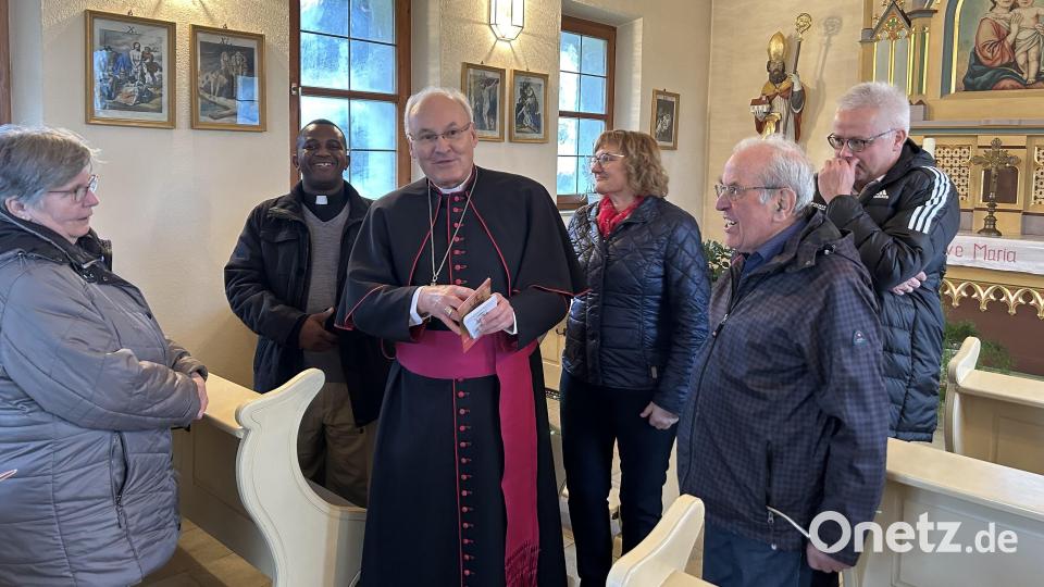 Nicht geplant war der Abstecher von Bischof Rudolf Voderholzer (Mitte) zu den Kapellen nach Ahornberg und Döberein (Bild). Bild: stg
