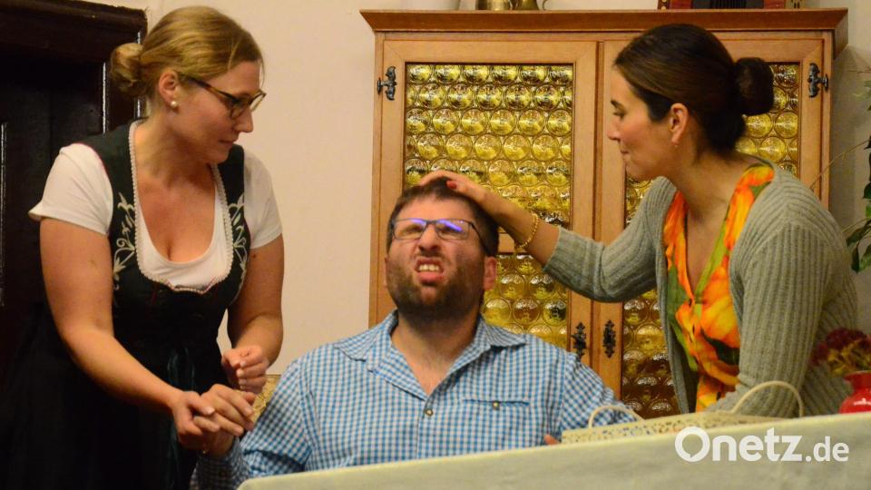 Ist der Bauer jetzt irre oder nicht? Von links: Alica Rusche, Michael Zielbauer und Marina Zielbauer. Bild: Kunz