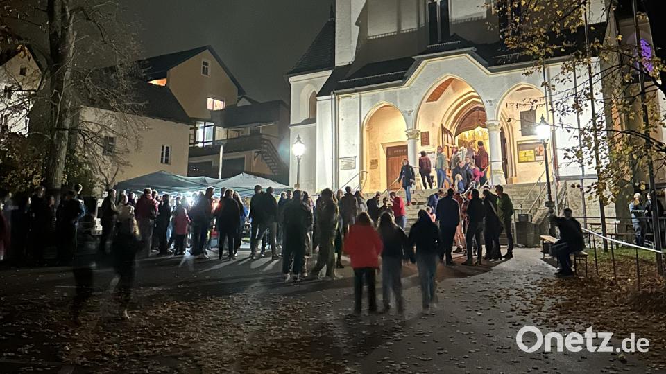 Nach dem Gottesdienst blieb man noch auf dem Vorhof beisammen, um zu essen und zu plaudern. Bild: ero