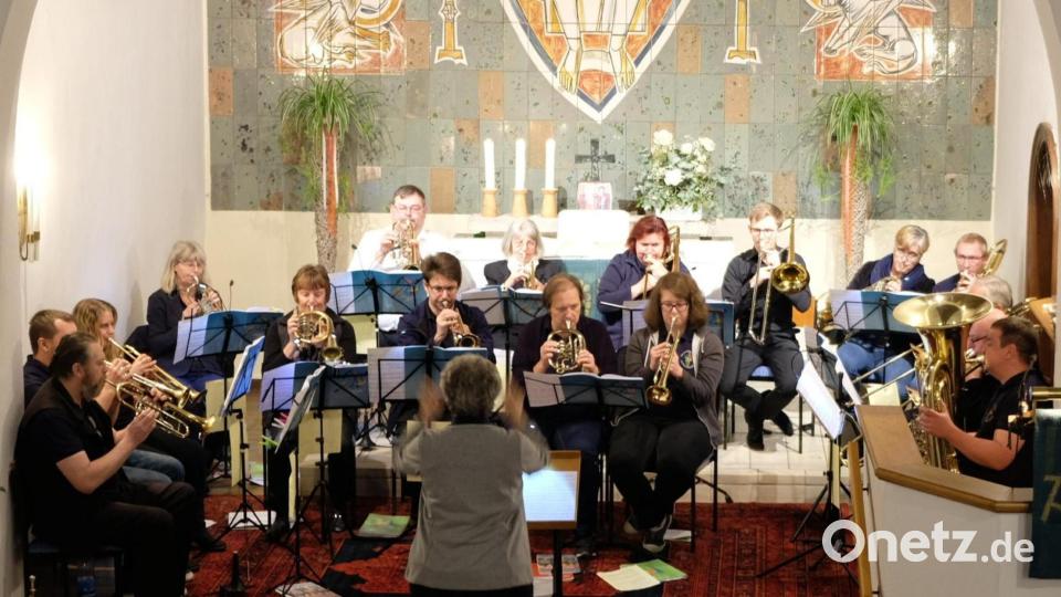 Mit Leiterin Renate Oppelt zeigt sich die Formation der Bläser in Höchstform. Bild: mab