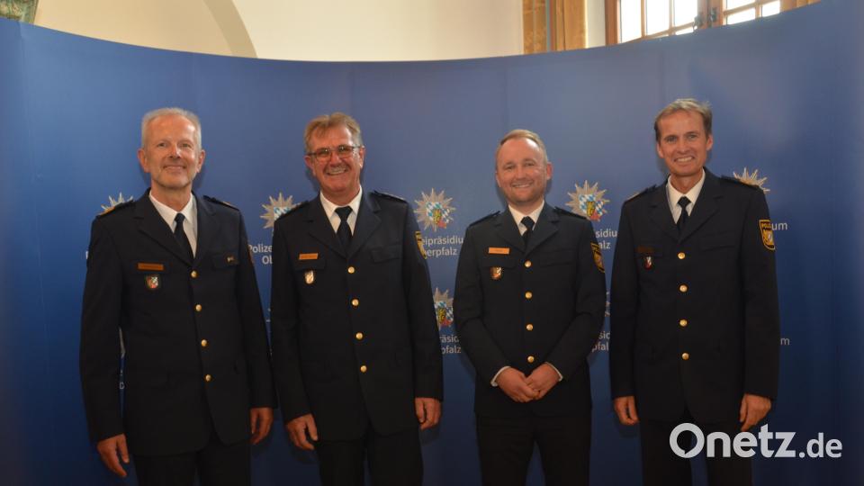Polizeipräsident Thomas Schöniger (links) und Polizeivizepräsident Robert Fuchs (rechts) mit Ersten Polizeihauptkommissar Martin Zehent (Zweiter von links) und Polizeioberkommissar Dominik Plank (Zweiter von rechts). Bild: dob