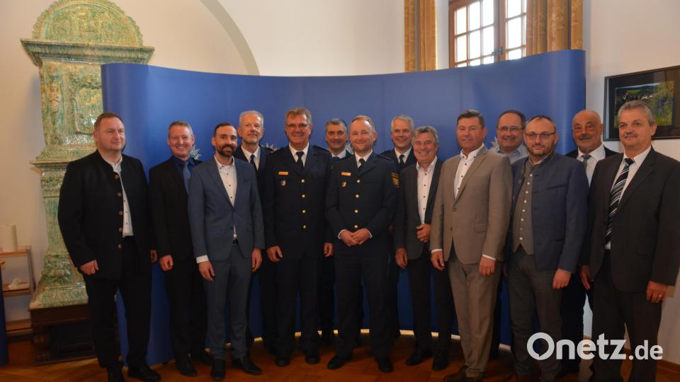 Zum Abschied wünschte sich Erster Polizeihauptkommissar Martin Zehent (Fünfter von links) noch ein Bild mit allen Bürgermeistern aus dem Dienststellenbereich Vohenstrauß. Mit dabei auch Polizeipräsident Thomas Schöniger (Vierter von links) und der neue Interimschef Dominik Plank (Achter von rechts). Bild: dob