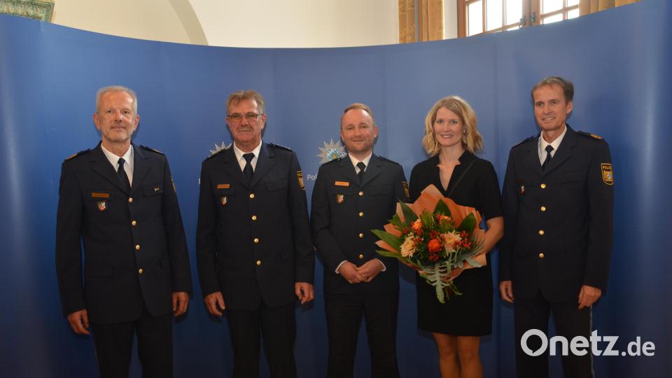 Bei einem außergewöhnlichen Festakt im Vohenstraußer Rathaussaal wurde Erster Polizeihauptkommissar Martin Zehent als Dienststellenleiter in den Ruhestand verabschiedet. Bild: dob