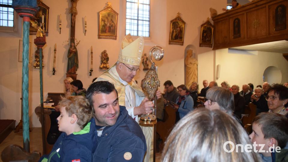 Engagiert band der Bischof im Rahmen seiner Predigt bei der Andacht die Gläubigen ins Geschehen ein und arbeitete mit ihnen die Attribute des Heiligen Wolfgang heraus Bild: swo