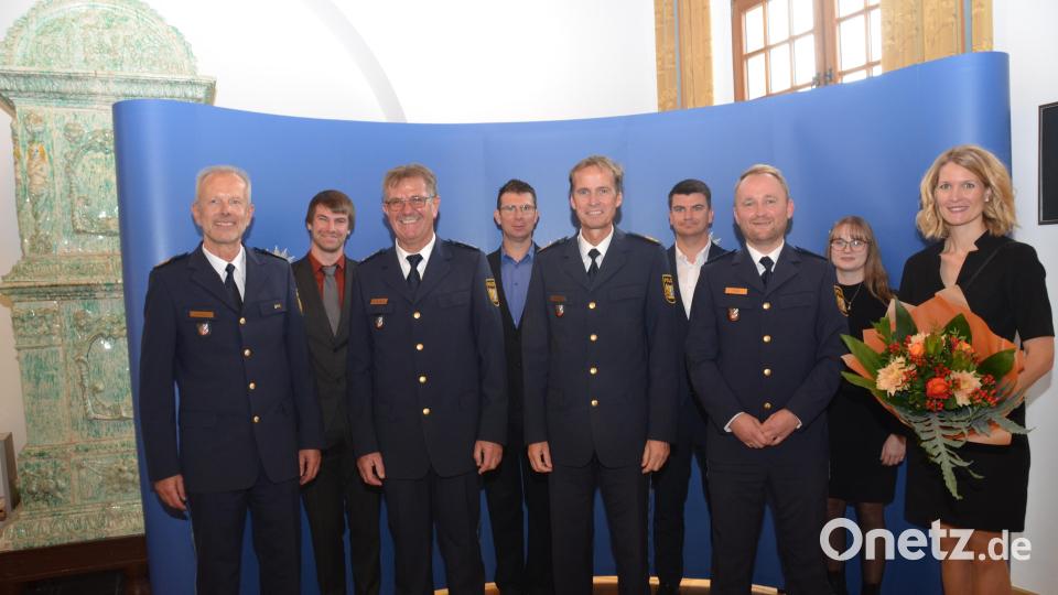 Zusammen mit Zehents Söhnen mit Freundin (hintere Reihe) und Planks Ehefrau Ramona (rechts) stellen sich die Führungskräfte des Präsidiums zusammen. Bild: dob