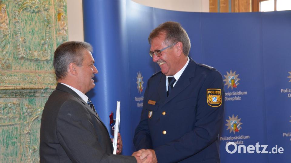 Zwei, die sich immer gut verstanden haben. Bürgermeister Andreas Wutzlhofer (links) lässt Ersten Polizeihauptkommissar Martin Zehent nur ungern ziehen. Bild: dob
