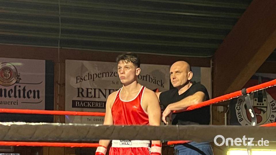 Daniel Belz (links) ist bayerischer Meister in der Gewichtsklasse bis 80 Kilogramm. Rechts sein Trainer Ruslan Schönfelder. Bild: Denis Zabel