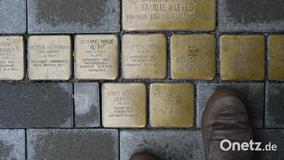 Auf den ersten verlegten Stolpersteinen in der Bahnhofstraße in Weiden sind die Namen der jüdischen Familie Kupfer zu lesen. Die Fabrikantenfamilie wurde vom Naziregime ermordet. Bild: Gabi Schönberger