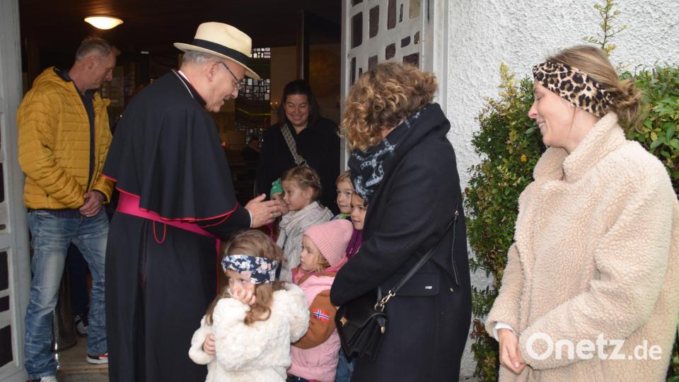 Am Kirchenportal in Gebenbach wurde Bischof Voderholzer mit einem Lied einiger Kinder vom Gebenbacher Kindergarten St. Martin willkommen geheißen. Gerne segnete er die Kinder Bild: swo