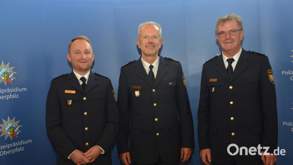 Polizeipräsident Thomas Schöniger (Mitte) entbindet Ersten Polizeihauptkommissar Martin Zehent (rechts) als Dienststellenleiter von Vohenstrauß und führt Interimsleiter Dominik Plank als dessen Nachfolger ein. Bild: dob