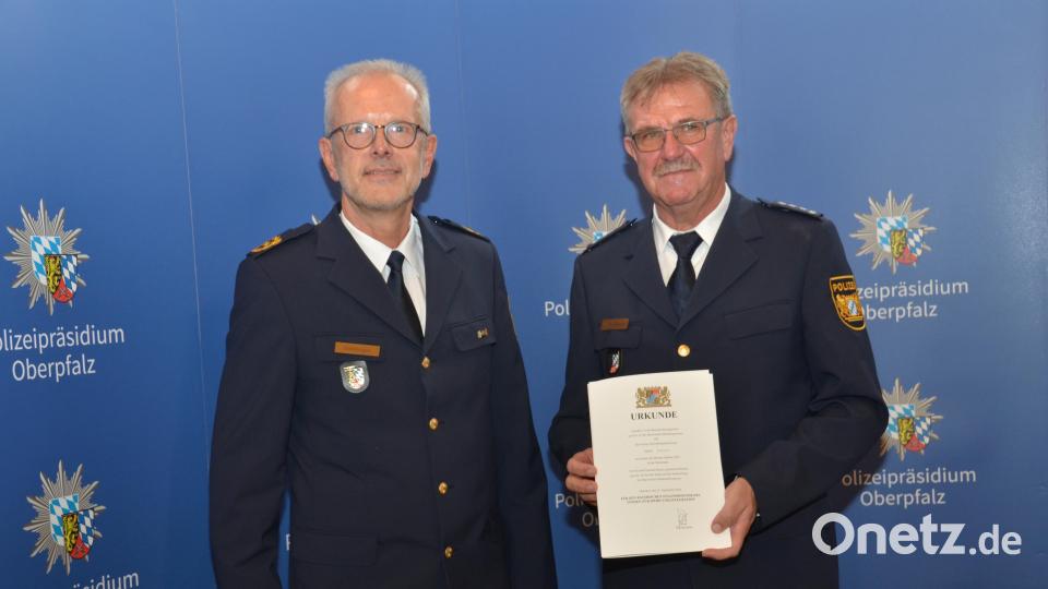 Nun ist es offiziell. Polizeipräsident Thomas Schöniger (links) überreichte Erstem Polizeihauptkommissar Martin Zehent die Ruhestandsurkunde. Bild: dob
