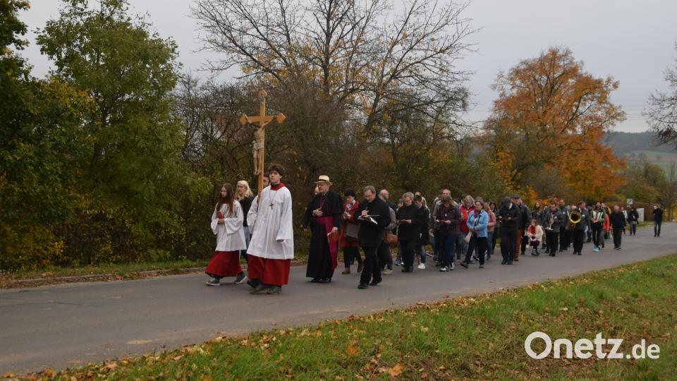 Zahlreiche Gläubige aus der Pfarrei Gebenbach und darüber hinaus machen sich, angeführt von Diözesanbischof Rudolf Voderholzer (mit Hut) hinter dem Kreuz, auf den gut zwei Kilometer langen Pilgerweg zur Wolfgangskirche in Atzmannsricht. Bild: swo