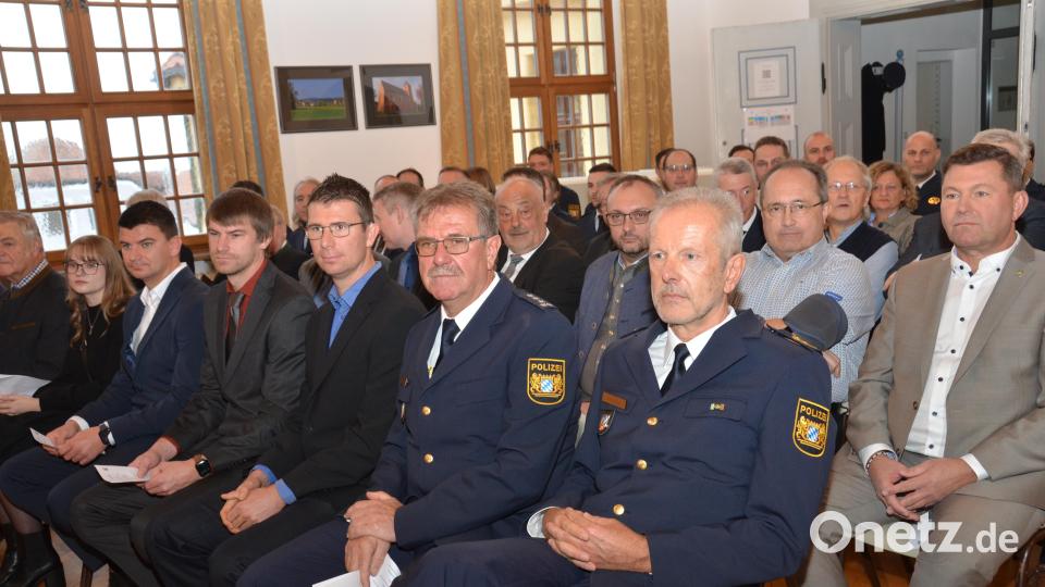 Bei einem außergewöhnlichen Festakt im Vohenstraußer Rathaussaal mit Polizeipräsident Thomas Schöniger als Hauptredner wurde Erster Polizeihauptkommissar Martin Zehent (vorne Zweiter von rechts) als Dienststellenleiter in den Ruhestand verabschiedet. Bild: dob