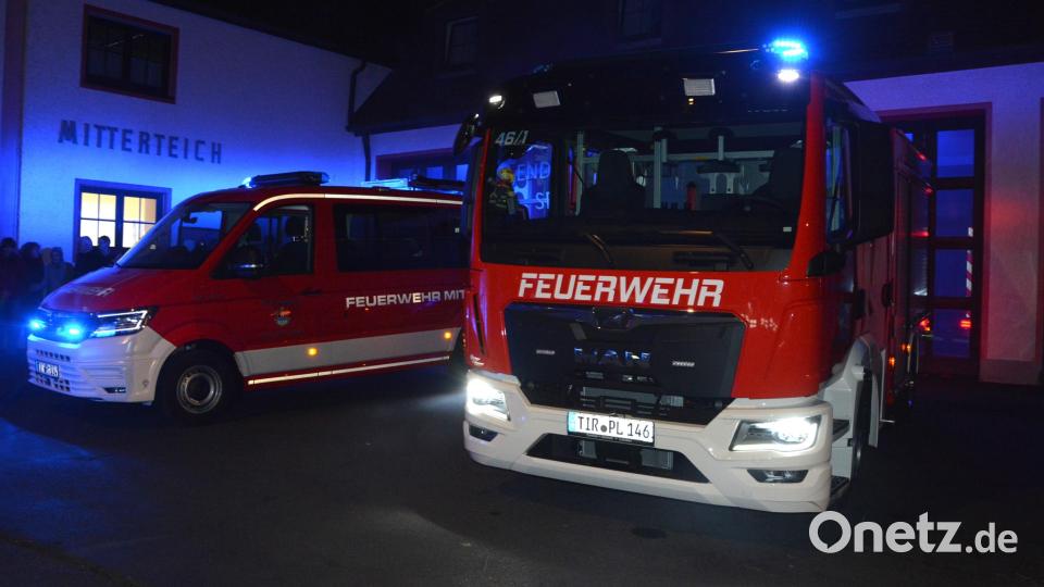 Die beiden neuen Fahrzeuge vor dem Gerätehaus in Mitterteich Bild: jr