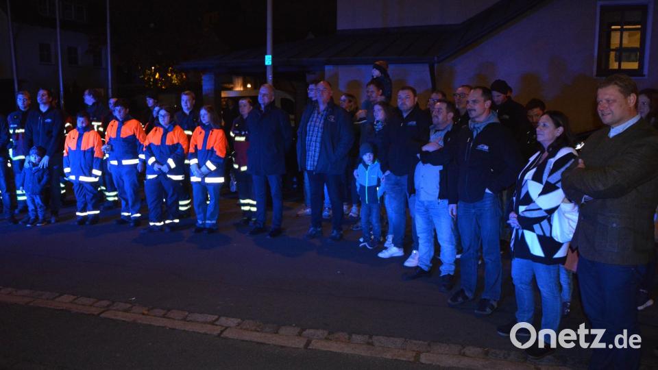 Viele Mitterteicher und Pleußener Bürger waren zum Empfang der neuen Fahrzeuge gekommen, rechts im Bild Bürgermeister Stefan Grillmeier. Bild: jr