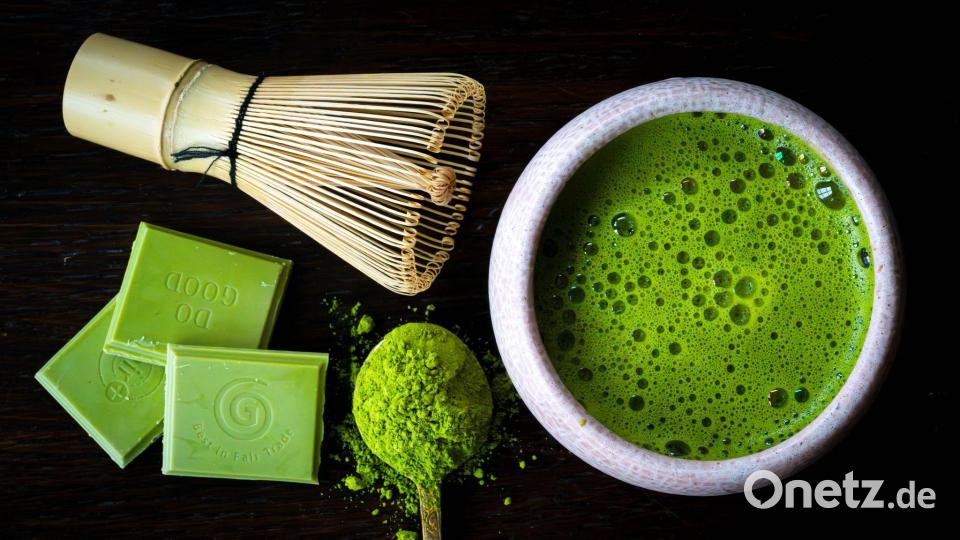 Grün leuchtender Matcha erlebt derzeit einen Hype. Bild: Sina Schuldt/dpa