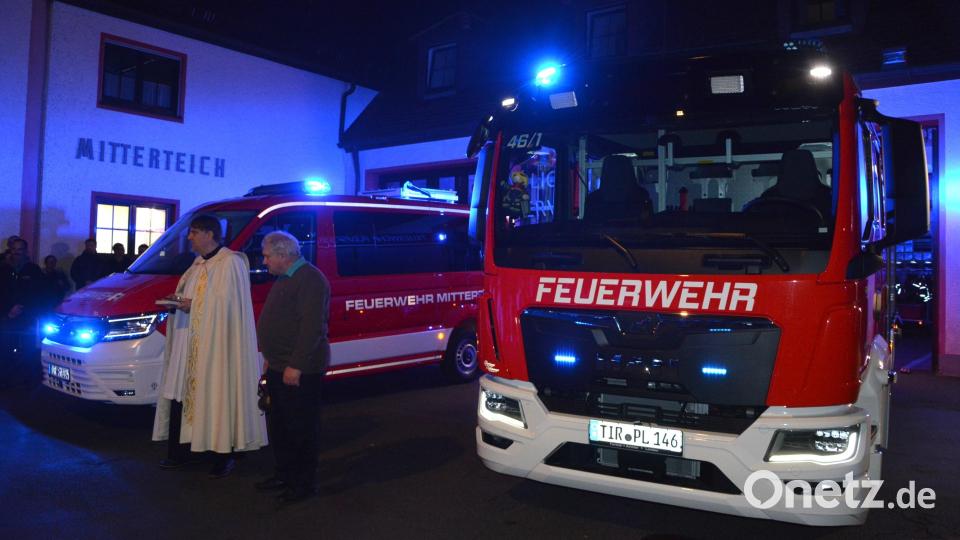 Pfarrer Oliver Pollinger spendete den beiden neuen Fahrzeugen den kirchlichen Segen, mit im Bild „Ministrant“ Josef Eckert. Bild: jr