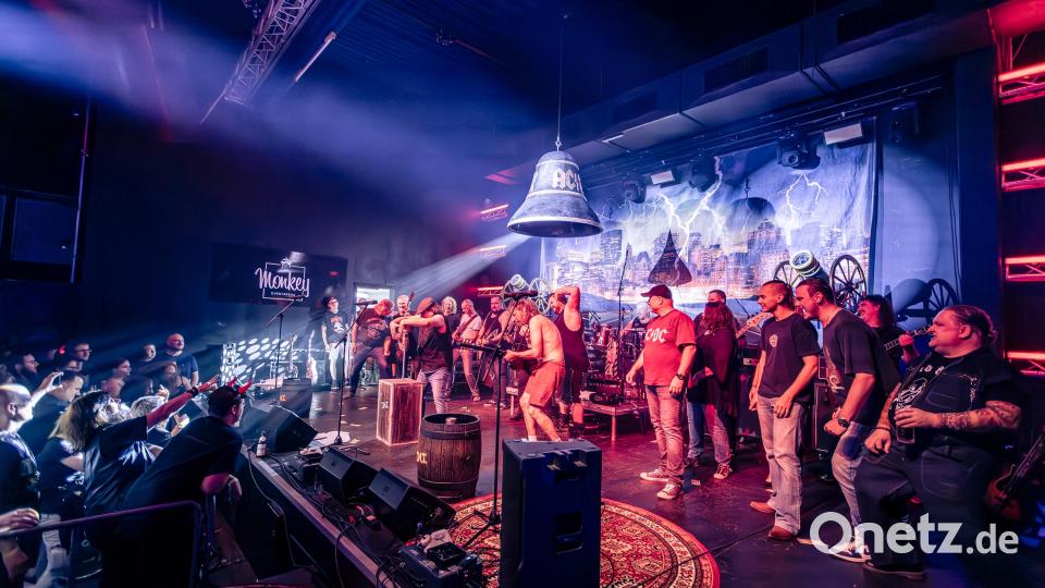 Die Höllenglocken läuten beim “AC/DX. and Friends - High Voltage Rendezvous” am 16. November im Monkey. Bild: Mike Radowski/exb