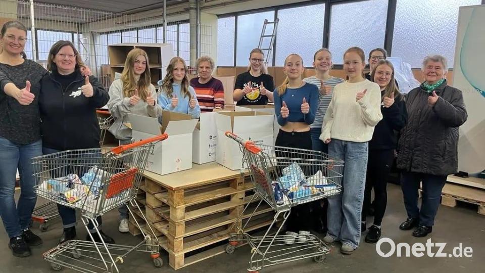 Die Mädchen der Jugendgarde des Vereins Neustädter Faschingszug e.V. sind schon fest am Packen der 100 Hilfspakete. Organisiert haben die Aktion unter anderem Erna Hauer (rechts) und Alexandra Ernsberger (links) für die Rumänienhilfe der Katholischen Kirchenverwaltung St. Georg Bild: Alexandra Ernsberger