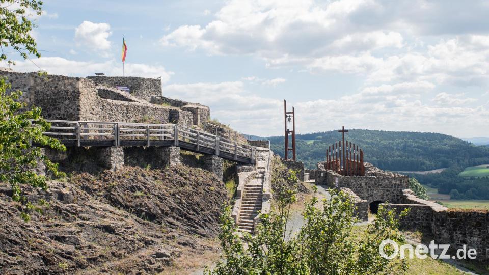 Von der Burg Waldeck aus wurde über Jahrhunderte das Kemnather Land regiert. Seit 40 Jahren baut der Heimat- und Kulturverein Waldeck nun die Burg so wieder auf, dass erkennbar ist, wo früher Gebäude und Türme standen. Die Burgruine ist unter den Top 3 der beliebtesten Burgen Deutschlands. Bild: Lukas Meister