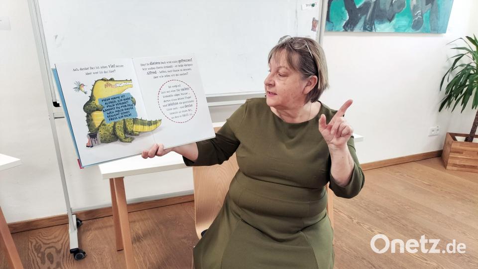 Renate Bauer liest Geschichten für Kinder. Bild: Florian Wein/exb