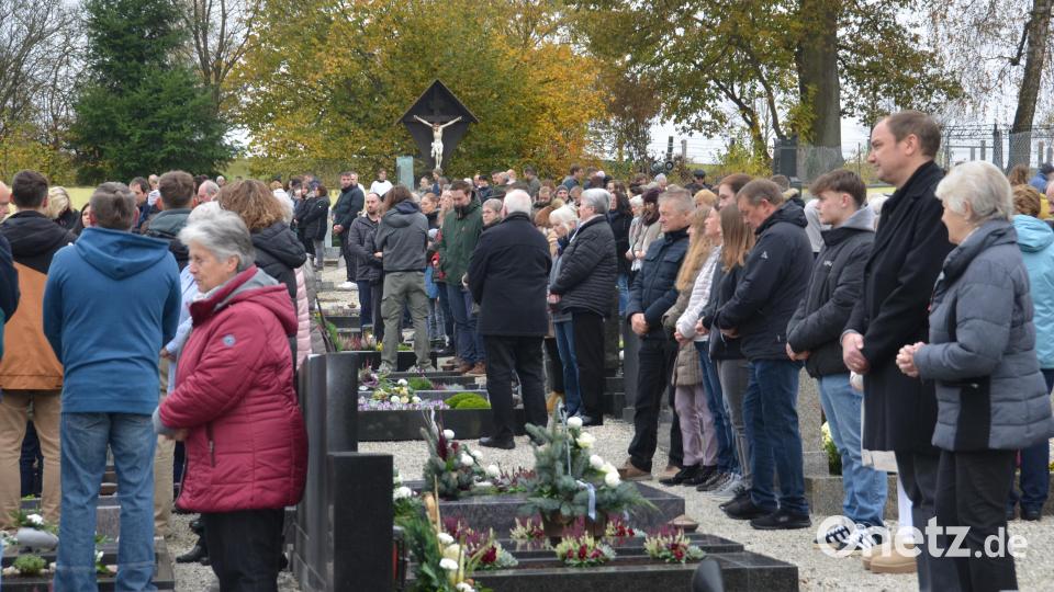 Wie in allen Orten des Landkreises fanden in der Pfarreiengemeinschaft Vohenstrauß-Tännesberg zahlreiche Gräbersegnungen statt. Auf dem Friedhof in Waldau segnete Ruhestandsgeistlicher Wilhelm Bauer die Gräber der Verstorbenen, die alle wunderschön geschmückt waren. Bild: dob