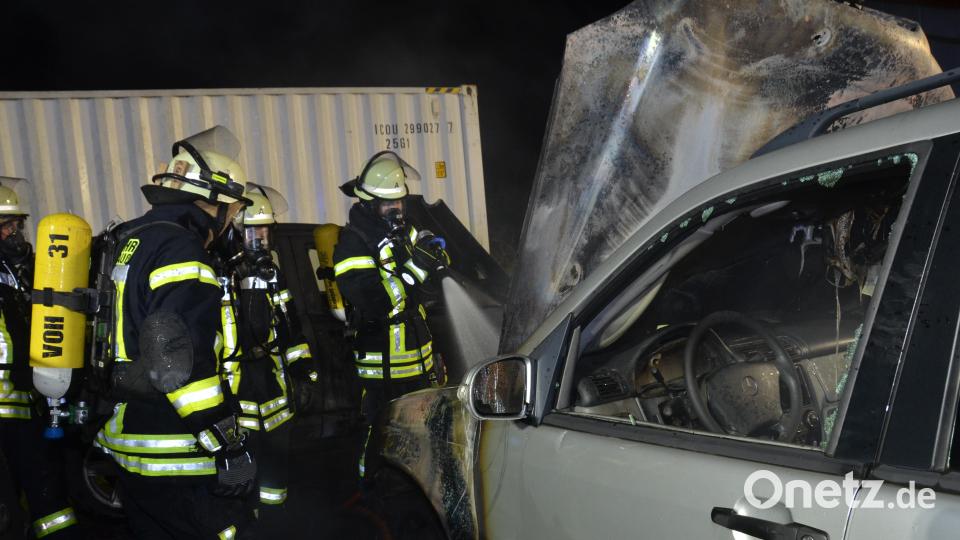 Auf einem Gelände hinter der Norma in der Altenstadter Straße in Vohenstrauß brannten am Allerheiligentag kurz vor 19 Uhr zwei Fahrzeuge aus. Die Stützpunktwehr löschte den Brand. Bild: dob